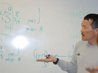 Edward Bonan-Hamada教授在白板上解释问题